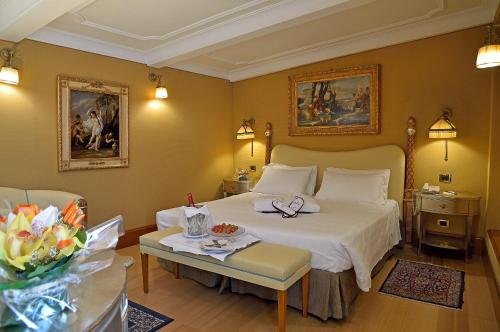 a hotel room with a bed and a table at Hotel Homs in Rome