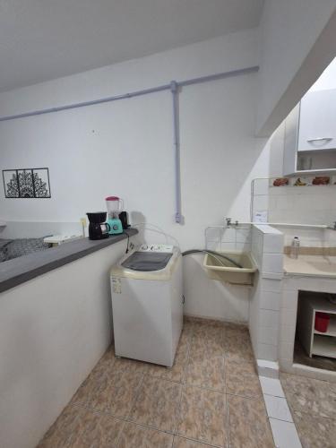 a small kitchen with a washer and dryer at Studio em Piedade in Rio de Janeiro
