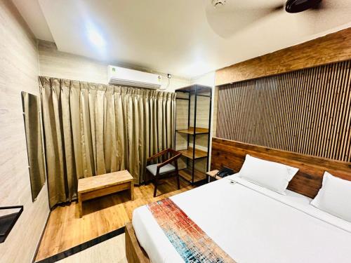 ein Schlafzimmer mit einem großen Bett und einem Fenster in der Unterkunft Hotel Keys Elite in Vijayawāda