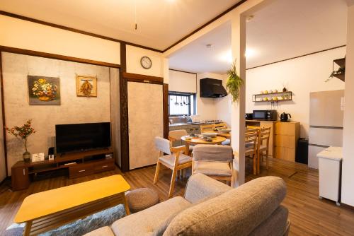 "Hidden in Ozone-Nagoya"名古屋 戸建貸切り宿 8名定員 P1台 ベッド7台寝室3部屋 駅近IGアリーナ ドーム至近