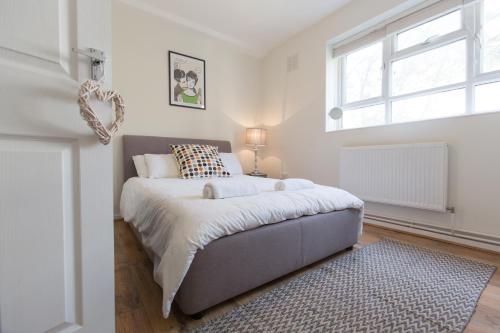 ein Schlafzimmer mit einem großen Bett und einem Fenster in der Unterkunft BEST LOCATION Central London Zone 1 Large 3 bedroom near all Attractions in London