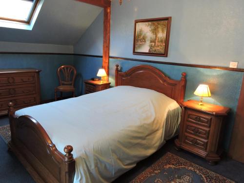 een slaapkamer met een bed en twee tafels en twee lampen bij Gîte de l'Ancienne Scierie in Andlau