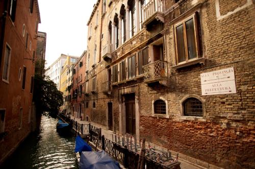 un canal étroit dans une ville avec des bâtiments et un canal dans l'établissement Zaguri B&B, à Venise