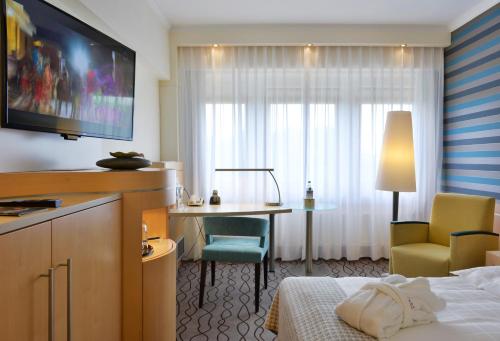 En eller flere senge i et værelse på Best Western Premier Parkhotel Kronsberg