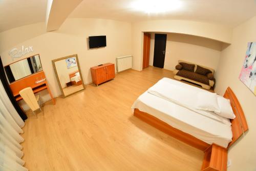 Ένα ή περισσότερα κρεβάτια σε δωμάτιο στο Casa Cojocaru- camere de închiriat în scop turistic