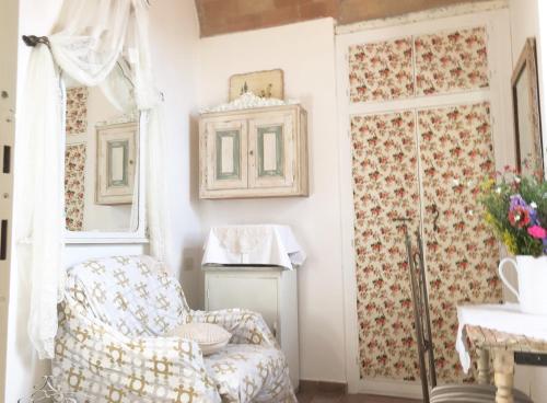 ein Wohnzimmer mit einem Stuhl und einem Fenster in der Unterkunft Spello House Dormio in Spello