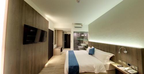 Katil atau katil-katil dalam bilik di Flora by Crossroads Hotel