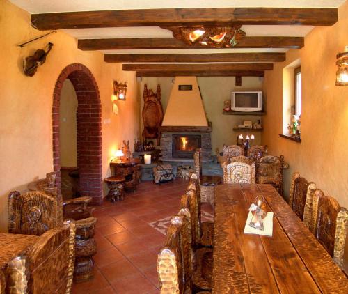 a living room with a wooden table and a fireplace at Willa Stareczka - pokoje z balkonami i widokiem na dobry dzień, zabierz pupila in Wisła