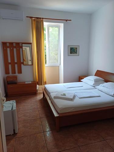 a bedroom with two beds and a window at Vila Puskin - Eforie Sud in Eforie Sud