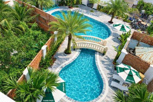 an overhead view of a swimming pool with palm trees at Thuận Phát Hotel in Soc Trang