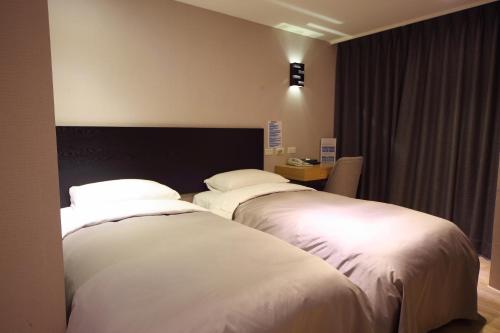 Postel nebo postele na pokoji v ubytování E-House Xining Branch