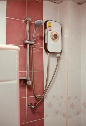 a shower with a shower head in a bathroom at ลพบุรีทาวน์ Lopburi Town in Lop Buri