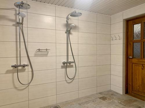 a shower in a bathroom with two shower heads at Holiday Home Veskijõe in Vaisi