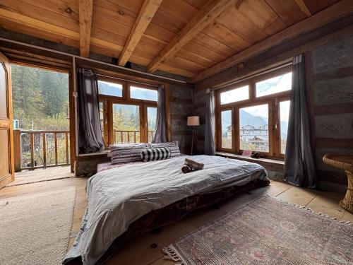 a bedroom with a bed with a cat laying on it at Enter The Wild in Kalgha