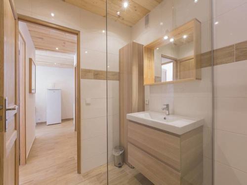 ムジェーヴにあるRésidence Le Relax - Megève Centreのバスルーム(洗面台、ガラス張りのシャワー付)