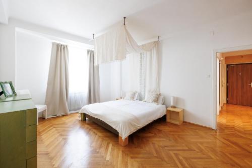 Operastreet Residences - Piano Suite