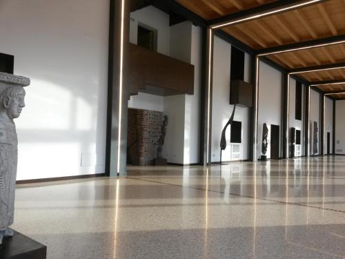 a hallway of an art museum with a statue at Agriturismo Casalbergo in Isola della Scala
