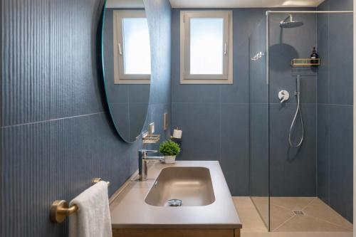 a bathroom with a sink and a shower with a mirror at Frontemare Appartamenti e Camere ELISABETTA in Cesenatico
