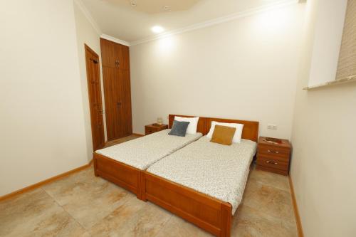 Cozy apartment with patio in city center