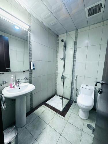 a bathroom with a shower and a sink and a toilet at فندق أوفوك كيندا - ofok kenda hotel in Az Zahrāʼ