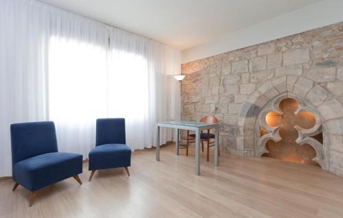 a living room filled with furniture and a fire place at Peninsular in Girona