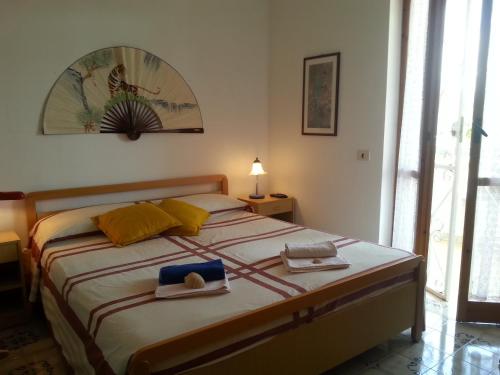 サンタ・マリア・アル・バーニョにあるVILLINO da MARIAのベッドルーム1室(ベッド1台、タオル2枚付)