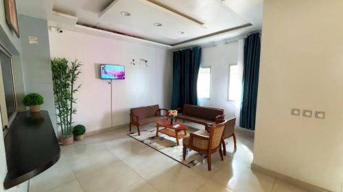 a living room with a couch and a table at Complexe Singa in Bingerville