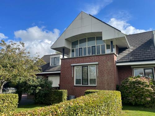 a house with a large window on top of it at Gastenverblijf Buitenplaats Wergea contactloos inchecken in Naarderburen