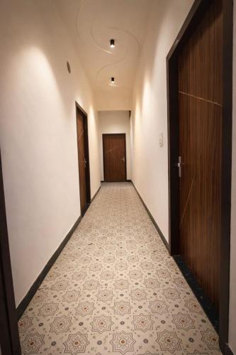an empty hallway with a door and a floor withtile at Vrindavaneshwari Residence in Vrindāvan