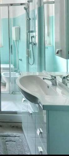 a bathroom with a sink and a shower and a toilet at JuliaHome in Marina Julia