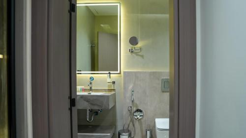 a bathroom with a sink and a mirror at ارتاما بوتيك للشقق المخدومة in Riyadh