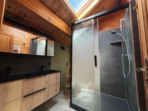 a bathroom with a glass shower and a sink at Chalet Tramontane, gîte tout confort in Xonrupt-Longemer