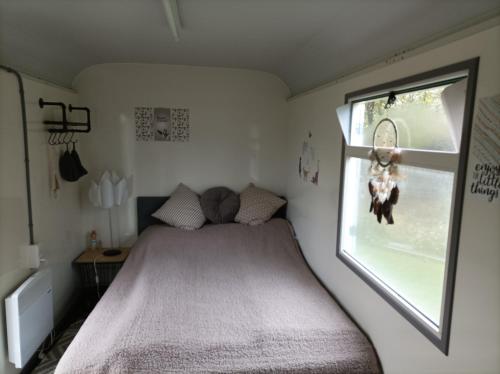 a small bedroom with a bed and a window at Auszeit by kirschner in Mönchhof
