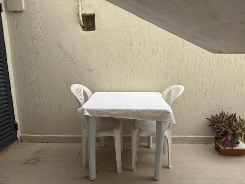 Una mesa con dos sillas y un mantel blanco encima. en Studio Cosy, en Túnez