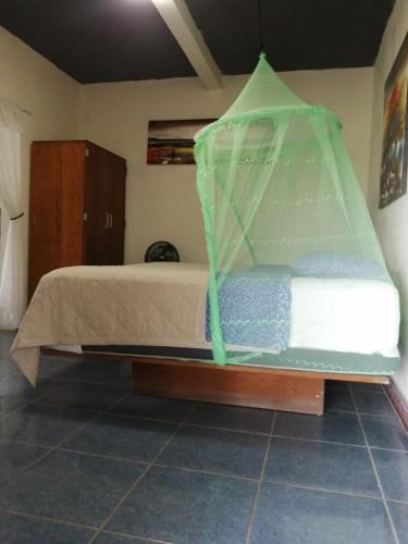 a bed with a net on top of it at Cabañas y café Kauani in El Guayabo
