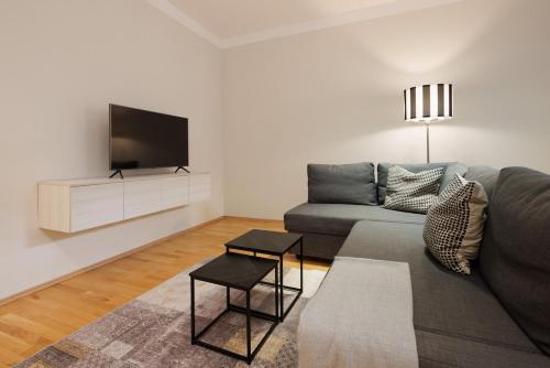 Crown apartments! Chic Black-and-White Home by Naschmarkt
