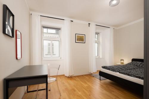 Crown apartments! Chic Black-and-White Home by Naschmarkt