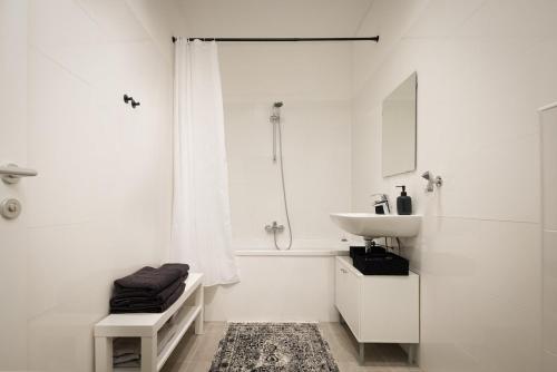 Crown apartments! Chic Black-and-White Home by Naschmarkt