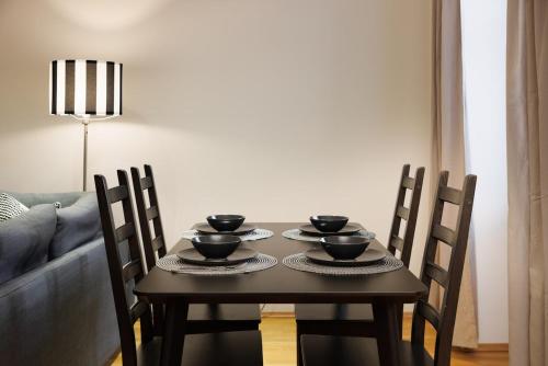 Crown apartments! Chic Black-and-White Home by Naschmarkt