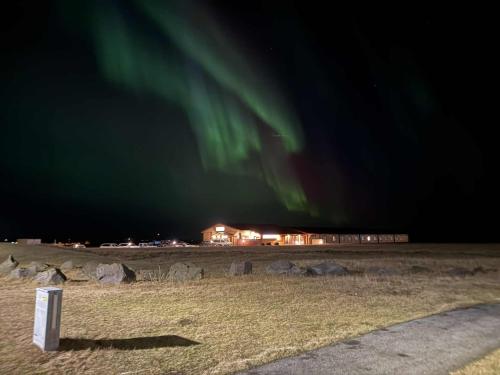 zdjęcie zorzy polarnej na polu nocą w obiekcie Lighthouse-Inn w mieście Gardur