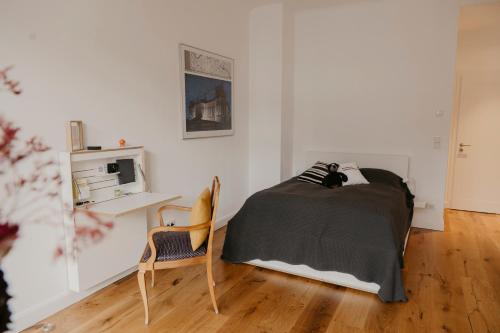 a bedroom with a bed with a cat sitting on it at Freytag im Uni-Viertel in Duisburg