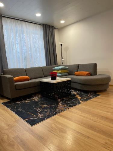 Ruang duduk di Puiestee apartment