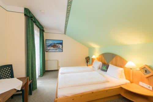 Tempat tidur dalam kamar di Hotel Mölltalerhof