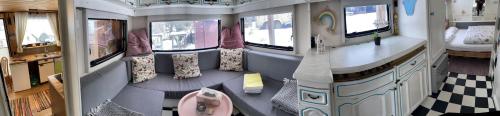 a view of a train car with a room with windows at Tiny House Anneliese, Klimaanlage, E-Bikes, Hunde ok in Oberbettingen