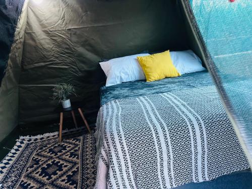 sypialnia z łóżkiem w namiocie w obiekcie Karoo Lifestyle w mieście Gaborone