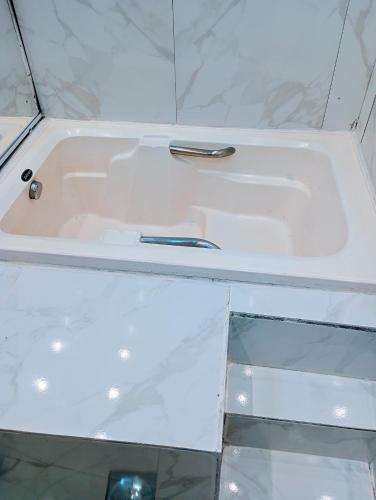 a white bath tub with a knife in it at Riviera engenharia in Campo Grande
