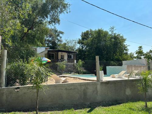 a backyard with a swimming pool and a house at CerroMio! in Villa Serranita