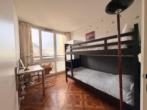a bedroom with two bunk beds and a desk at Chambres chez l'habitant in Meudon