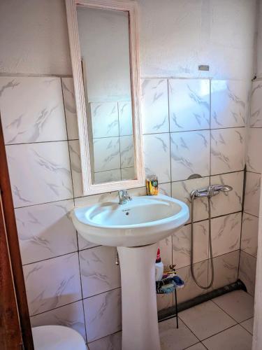 łazienka z umywalką i lustrem w obiekcie Villa Holiday w mieście Antsiranana