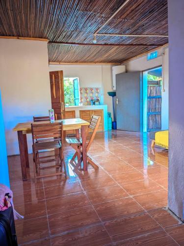 jadalnia z drewnianym stołem i krzesłami w obiekcie Villa Holiday w mieście Antsiranana